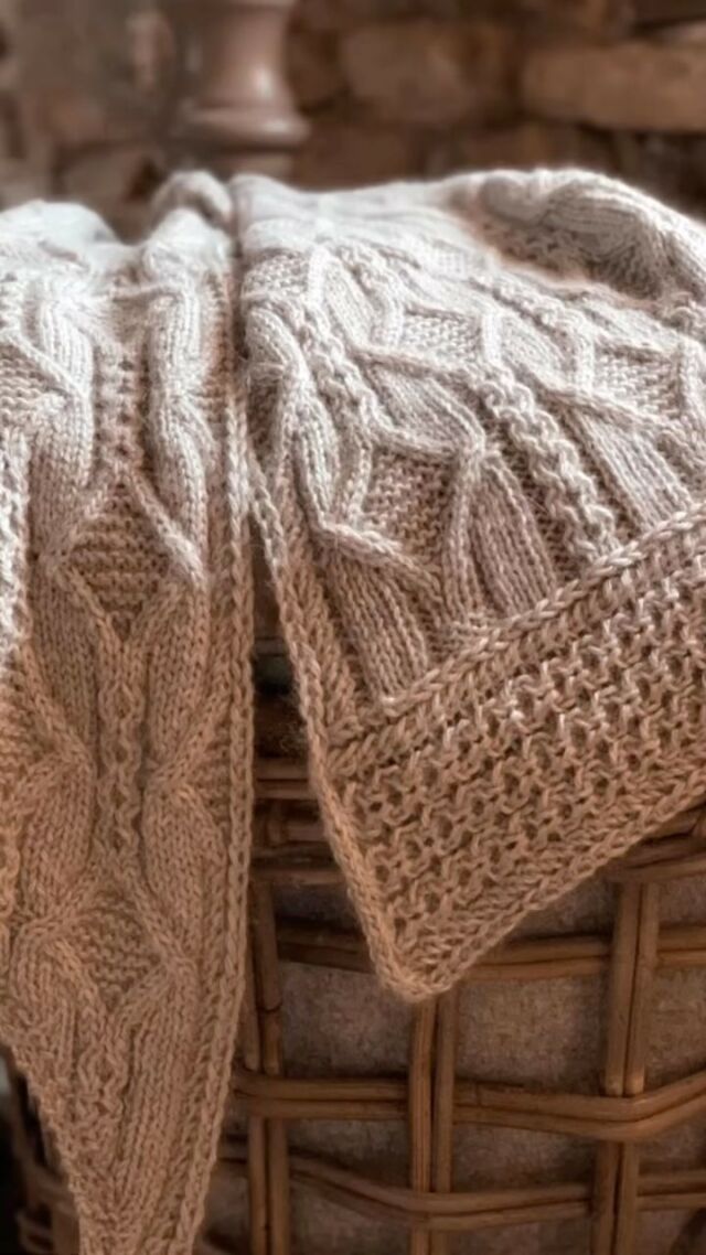 Ma version du châle Portia tricoté en Romy DK coloris gris naturel. Initialement imaginé par Natasja @moonstruck_knits pour @laine_magazine 10, ce modèle est aussi disponible sur la page de Natasja sur Ravelry .
•
My version of the Portia shawl knitted in Romy DK natural grey color. Initially designed by Natasja @moonstruck_knits for @laine_magazine 10, this pattern is also available on Natasja’s page on Ravelry. 
.
.
.
.
.
.
.
.
.
#moonstruck_knits #natasjahornby #portiashawl #lainemagazine #woolissimeyarns #woolissimeyarnsromy #cableknitting #torsades #knittinginspiration #knitme #knitting_inspire #knitdesign #modernknits #comtemporaryknitwear #knitweardesign #knitaccessories
