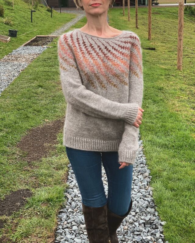 Country life with my dear Avena Sweater designed by Jenn @knit.love.wool !
Knitted with my Giulio DK paired with Stella. The gradient set with color changes detail is available on Woolissime.com. 
•
•
•
•
•
#avenasweater #knitlovewool #jennifersteingass #woolissimeyarns #beautifulknits #jacquard #tricotezmoi #knitlife#countrylifestyle #knitmystyle #modernknitting #knitwear #knittedsweater #knitwearfashion #knittingsofinstagram #knittersofinstagram #woolissime