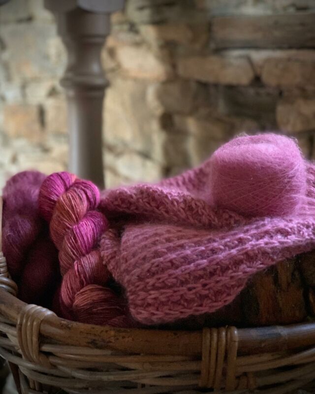 Un dimanche de transition avant de reprendre le chemin de l’atelier de teinture et déjà, de belles inspirations et idées à l’esprit !
Agréable week-end 
Nathalie 🥰
.

A Sunday of transition before heading back to the dyeing workshop and already, beautiful inspirations and ideas in mind!
Enjoy your weekend !
Nathalie🥰
.
.
.
.
.
.
.
.
.
#woolissimeyarns #woolissime #handdyedwool #handdyedyarn #indieyarndyer #knitpauseinspirationchallenge #knittinginspiration #yarncolors #yarnlove #yarnlover #colorinspiration #knitlove #knittinglife