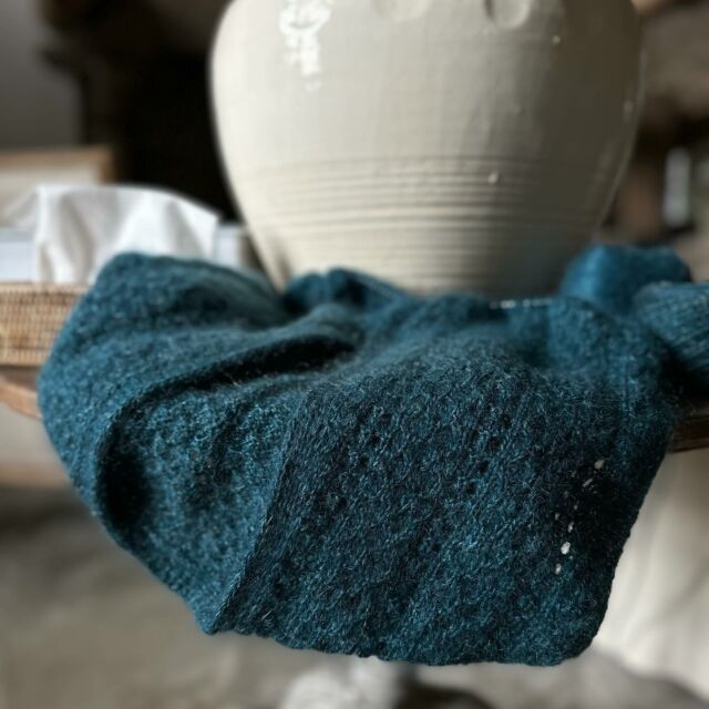 On my needle…
•
The Comma V-neck sweater designed by @anneventzel 
Yarn : Inés and Stella both dyed in Colvert by … me !
Woolissime Yarns.
•
Slowly slowing knitting, show you more within a few days !
.
.
.
.
.
.
#commavneck #anneventzel #anneventzeldesign #woolissimeyarns #woolissimeyarnsines #woolissimeyarnsstella #merinolinensingles #knittinginspire #modernknitwear #sweaterknitter #knittersgonnaknit #knitstitchpattern