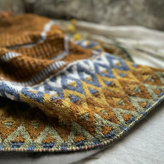Just a sneak peek of an amazing project that will be released within a few weeks.
•
ARTUS Shawl designed by the talented Natasja @moonstruck_knits is one of those projects that you can’t stop knitting !
•
I knit my version with the merino linen Inés dyed in autumnal shades.
•
Artus Shawl is currently tested. Stay tuned by following @moonstruck_knits for updates.
.
.
.
.
.
.
.
.
#artusshawl #natasjahornby #moonstruck_knits #woolissimeyarns #woolissimeyarnsines #merinolinen #autumncolors #shawlknittersofinstagram #ravelryknitter #knitdesign #mosaicshawl #mosaicpattern #modernknits #knitaccessories #knitwear #knitlife