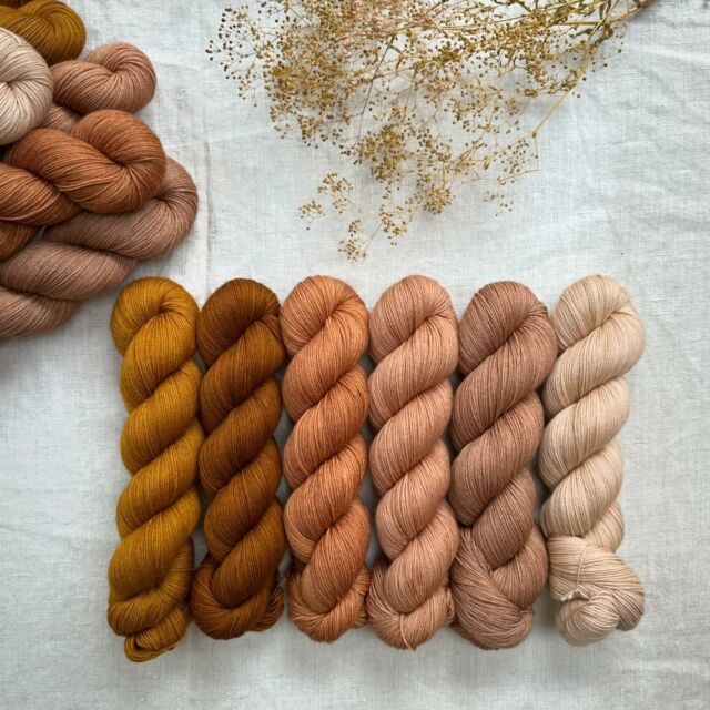 Un joli camaïeu de teintes à la fois douces et ensoleillées qui seront je l’espère une source d’inspiration pour la créatrice à laquelle elles sont destinées ! 
~ Fil Isaure, teintes nouvelles ajoutées à la palette fin Août.

Bel été à tous ! Les portes de l’atelier ont fermé leurs portes pour réouvrir le 25 Août ☀️.

.
.
.
.
.
.
.
.
.
.
#woolissimeyarns #woolissimeyarnsisaure #iyarndyer#lainesteintesalamain #knittinginstagram #knittinginspiration #yarnlover #camaieu #colorpalette #indieyarn #handdyedyarns #tricotaddict #earthycolors