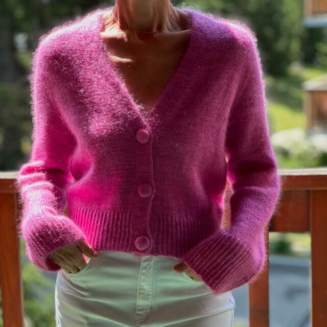 Un nouveau venu vient compléter ma collection de cardigans !
Tricoté avec le duo merino lin Inés associé au mohair et soie Stella, cet April Cardigan est absolument
parfait. Petite modif, la bordure en double knitting inspirée du modèle Champagne. 
Idée lumineuse et réalisation de Sandrine @timelessbys, les magnifiques boutons recouverts ! Une touche de raffinement supplémentaire.

MODÈLE : @petiteknit April Cardigan ( bordures Champagne Cardigan) 
FILS: Woolissime Yarns Inés et Stella teints en coloris Shocking Pink.
•
•
A new arrival completes my cardigan collection !
Knitted with the Inés merino linen duo combined with Stella mohair and silk, this April Cardigan is absolutely perfect . Small modification, the double knitting border inspired by the Champagne pattern . 
Bright idea and creation by Sandrine @timelessbys, the magnificent covered buttons ! An extra touch of refinement.

PATTERN: @petiteknit #aprilcardigan (Champagne borders) YARNS: Woolissime Yarns Inés and Stella yarns dyed in Shocking Pink.

.
.
.
.
.
.
.
.
.
#woolissimeyarns #petiteknit #contemporaryknitwear #modernknitting #refinedknitwear #knitdesign #cardiganknit #handdyedyarn #jeteinsmalaine #handdyedwool #knittinginspiration #tricotaddict #tricoter #knitmystyle #knitwear #woolissime #modernknitwear #merinolinen #mohairandsilk #mohair #beautifulyarn #color #yarnlove #knittinglove #knitting_inspiration #knittinglover