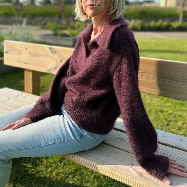 A place in the sun ou profiter pleinement des derniers rayons de soleil estivaux 😎🌞
Sur mes épaules, le superbe Charlie Pullover créé par @morecaknit et réalisé avec les fils Inés et Stella teints en coloris Velvet.
Enjoy your week-end 🤗
.
.
.
.
.
.
.
.
#charliepullover #morecaknit #morecaknitdesigns #iknitmyfashion #contemporaryknitwear #contemporaryknitting #tricotaddict #woolissimeyarns #iloveknitting #knittinginspiration #knitallthethings #handdyedwool #yarndyer