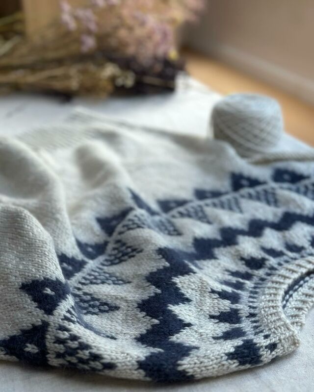 Le retour des projets de saison avec ce Selene Sweater qui avance doucement vers le blocage. Modèle @anneventzel 
Ce n’est un secret pour personne, la couleur me passionne mais revenir de temps à autre vers des teintes neutres est un vrai plaisir !
Fan de ce fil merino lin dk worsted ROSANE, tricotée ici en coloris Perle et Abyssal.
.
.
.
.
.
.
.
.
.
#woolissimeyarns #selenesweater #anneventzel #anneventzeldesign #woolissimeyarnsrosane#merinolinen #handdyedyarn #indieyarndyer #knittinginspiration #knitting_inspiration #strikk #modernknitwear #knitwear #colorworkknitting #colorwork #jacquard #tricotezmoi #knitathome #knitlover #tricot #contemporaryknitting #contemporaryknitwear