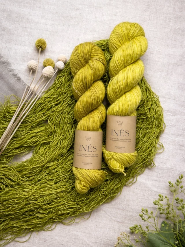 Trio Matcha 🍵 Citrona 🍋 Quince 🍐 
Le combo parfait pour accueillir le printemps 🌿✨ 

INÉS, la base mérino-lin teinte à la main, sublime chaque nuance… des plus douces aux plus vibrantes 💛💚 

Écheveaux prêts à filer sur les aiguilles de sa nouvelle créatrice 🧶 
.
.

Matcha 🍵 Citrona 🍋 Quince 🍐 
The perfect combo to welcome spring 🌿✨ 

INÉS, my hand-dyed merino-linen base, brings out every shade… from the softest to the most vibrant 💛💚 

Ready to fly onto its new maker’s needles 🧶 

.
.
.
.
.
.
#woolissimeyarnsines #merinolinensingles #handdyedyarn #springvibes #laineteintealamain