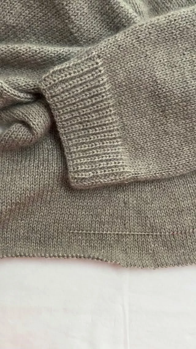 ✨TUTO TRICOT : retirer des rangs, une technique simple et efficace !😉
👉 
A simple technique to remove rows from a knitted piece that is too long and unravel it. My apologies, the video is in French, but the images speak for themselves. Please feel free to contact me if you need any further information.☺️
.
.
Cardigan n.10 by @myfavouritethings.knitwear . Yarn : Giulio DK and Stella by Woolissime Yarns.
.
.
.
#tutotricot #knittingvideo #woolissimeyarns #knittingtips #yarndyer