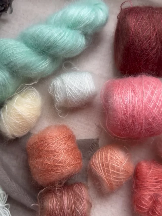 👉 “A new colorwork project is taking shape… testing, thinking, imagining…”
Enjoy your day ! 🤗
.
.
.
.
#colorwork#woolissimeyarns #yarndyeing #tricotaddict #woolissimeyarnsstella