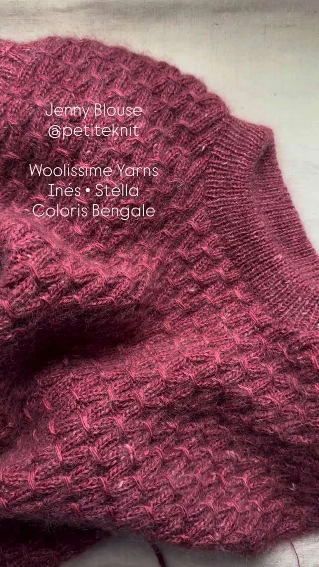 Dernière ligne droite pour ma #jennyblouse de @petiteknit !

Parce qu’il faut parfois être objective, cette réalisation me semble interminable mais le résultat en vaut vraiment la peine et le point est très agréable à tricoter !

Cette passion est ambivalente. On tricote rang après rang avec l’impatience de voir le pull terminé puis on regrette déjà de ne plus l’avoir sur les aiguilles ! … Jusqu’au nouveau projet ! 😜
(Coloris Grenat et non Bengale !🫣)
.
.
Final stretch for my #jennyblouse by @petiteknit!

Because sometimes we have to be honest, this project feels endless—but the result is absolutely worth it, and the stitch pattern is really enjoyable to knit.

This passion is so bittersweet. You knit row after row, eager to see the sweater finished… and then you already miss having it on your needles! … Until the next project 😜
(Color Grenat ! Not Bengale 🫣)
.
.
.
.
.
.
#woolissimeyarns #yarndyer#petiteknit