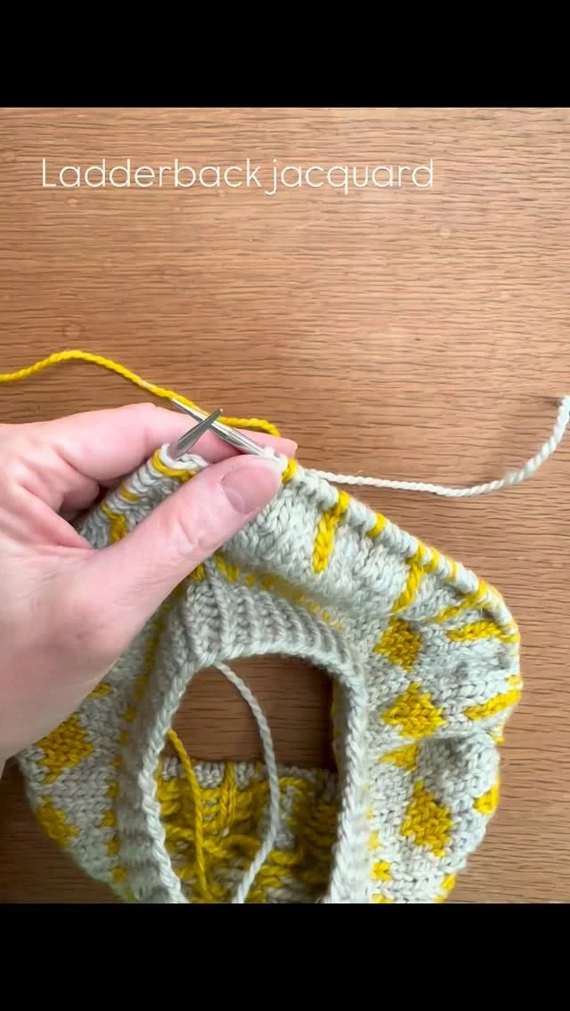 🧶Technique du Ladderback (circulaire)

Une astuce simple et invisible pour gérer les fils flottants en jacquard ✨

➡️ Faire une AID pour créer une maille support
➡️ Tricoter cette maille à l’envers en ramenant le fil principal devant
➡️ Répéter si besoin pour les longs flottants
➡️ Terminer en tricotant la maille ajoutée avec la suivante à l’endroit

✔️ Envers net
✔️ Élasticité 
✔️ Fils maintenus

#tricot #jacquard #knittingtips #ladderback #woolissimeyarns 
•
•
🧶 Ladderback Technique (in the round)

A simple, invisible way to manage floats. ✨

➡️ Make a right-leaning increase (M1R) to create a support stitch 
➡️ Purl this stitch, bringing the main color yarn to the front 
➡️ Repeat as needed for long floats 
➡️ Finish by knitting the added stitch together with the next stitch 

✔️ Neat wrong side 
✔️ More elasticity 
✔️ Floats secured in place