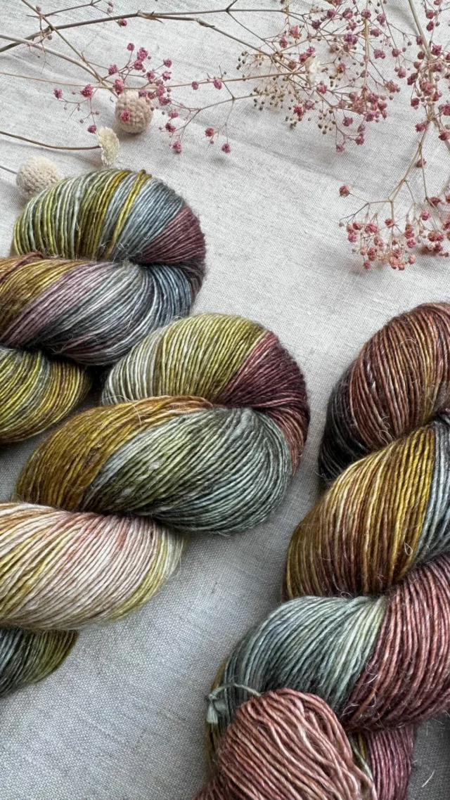 INÉS, merino lin teint en coloris Heather
.
Un bain riche en nuances !
.
#woolissimeyarns #yarndyer #knittinginspiration #woolissime #woolissimeyarnsines