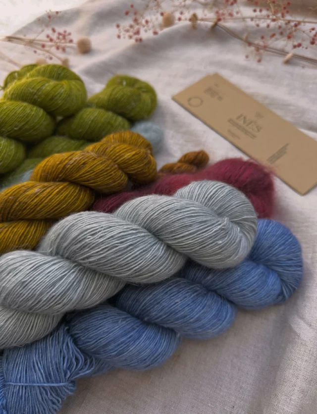 Simplicité et authenticité en images.
Une très jolie harmonie de couleurs, en chemin vers les Pays-Bas.
Matcha se mêle aux nuances bleutées d’Azzuro et de Céladon, réveillés par la profondeur d’un Grenat intense.

Bases mérino-lin INÉS et mohair-soie STELLA, teintes à la main.

WOOLISSIME YARNS
.
.
Simplicity and authenticity in pictures.
A beautiful harmony of colours, on its way to the Netherlands.
Matcha blends with the bluish shades of Azzuro and Celadon, awakened by the depth of an intense Garnet.

Hand-dyed merino-linen INÉS and mohair-silk STELLA bases.

WOOLISSIME YARNS
.
.
.
.
#yarndyer #laineteintealamain #woolissimeyarnsines #woolissimeyarns