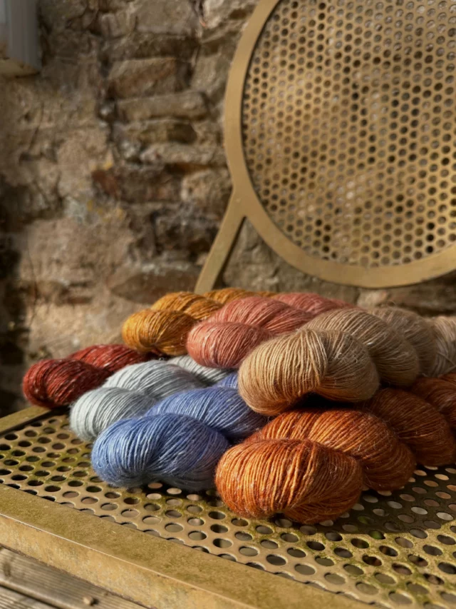 ☀️ Le fil merino lin INÉS révèle des teintes lumineuses et éclatantes sous le soleil !
Belle journée !
.
.
.
.
.
#yarndyer #woolissimeyarns #tricolovers #woolissimeyarnsines #laineteintealamain