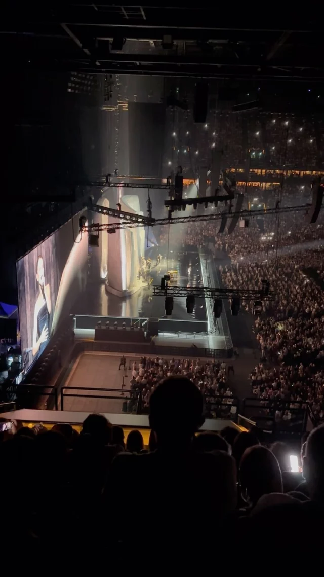 💫 19.09.2026 💫

Un moment suspendu exceptionnel et précieux…

Céline Dion nous a offert tellement plus qu’un concert hier soir : une voix exceptionnelle, une émotion intense , une force et une résilience profondément touchante.

Dans son regard, dans ses mots, dans chaque note, une profonde bienveillance et une immense générosité…

Un véritable moment hors du temps d’autant plus précieux que partagé avec mon fils aîné ❤️.

Merci @celinedion , une de ces parenthèses inoubliables que nous garderons au fond de nos coeurs. 🫶🏻
.
.
.
#celinedion #plenitudearena #celinedionparis2026