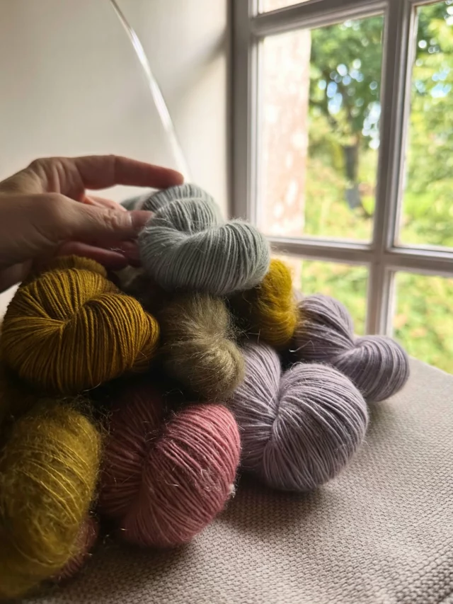 Activité intense à l’atelier depuis mon retour, mille mercis d’être toujours aussi nombreux(ses) à apprécier mes couleurs et à m’accorder votre confiance !

De très jolis écheveaux en chemin vers les Pays-Bas !
Belle journée à vous 
Nathalie 🙏🥰
.
.
It’s been incredibly busy in the studio since I got back! 
A huge thank you for always being so many of you to appreciate my colours and for putting your trust in me.

Some beautiful skeins are now on their way to the Netherlands! 

Have a lovely day! 
Nathalie 🙏🥰
.
.
.
.
#woolissimeyarns#woolissime#woolissimeyarnsines #handdyedyarns #yarndyer