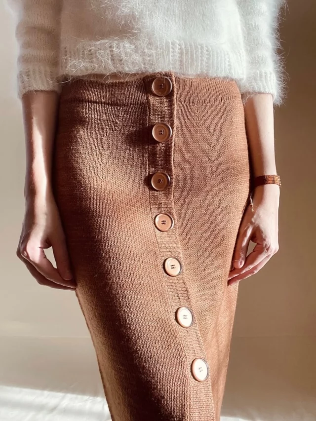 ✨ Élégante, intemporelle et pensée pour toutes les morphologies ! ✨

Découvrez la jupe MILO, imaginée par la talentueuse Océane  @oceane.l.m : un modèle décliné en 48 tailles, des explications précises pas à pas, afin que vous soyez en mesure de tricoter la jupe qui vous ressemble. 

Pour sublimer cette création, Océane a choisi ISAURE, le fil mérino et nylon teint à la main #woolissimeyarns: une matière extrêmement douce, légèrement satinée et résistante, idéale pour un tricot aussi beau que durable. ✨

Son choix de couleur ? Cappuccino intense, une teinte profonde et chaleureuse et intemporelle. 🤎

Hâte de découvrir vos magnifiques versions de Milo !

🎁 Profitez de l’offre spéciale proposée par Océane et laissez-vous tenter par ce joli projet tricot. Le patron est disponible en français et en anglais sur Ravelry, !

À vos aiguilles ! 
.
.

✨ Elegant, timeless, and designed to flatter every body shape! ✨

Discover the MILO skirt, designed by the talented Océane @oceane.l.m ! Available in 48 sizes, with step-by-step instructions, this pattern makes it easy for everyone to knit a skirt that suits their style. 

To bring this beautiful design to life, Océane chose ISAURE, my incredibly soft merino and nylon yarn #woolissimeyarns With its subtle sheen and excellent durability, it’s the perfect choice for a knit that’s as beautiful as it is long-lasting. ✨

Her colour of choice? Intense Cappuccino — a rich, warm shade that’s effortlessly chic and timeless. 🤎

Can’t wait to see all your beautiful Milo skirts!

🎁 Take advantage of Océane’s special offer and treat yourself to your next knitting project. The pattern is available on Ravelry in both French and English!

Happy knitting! 

(Photos @oceane.l.m )